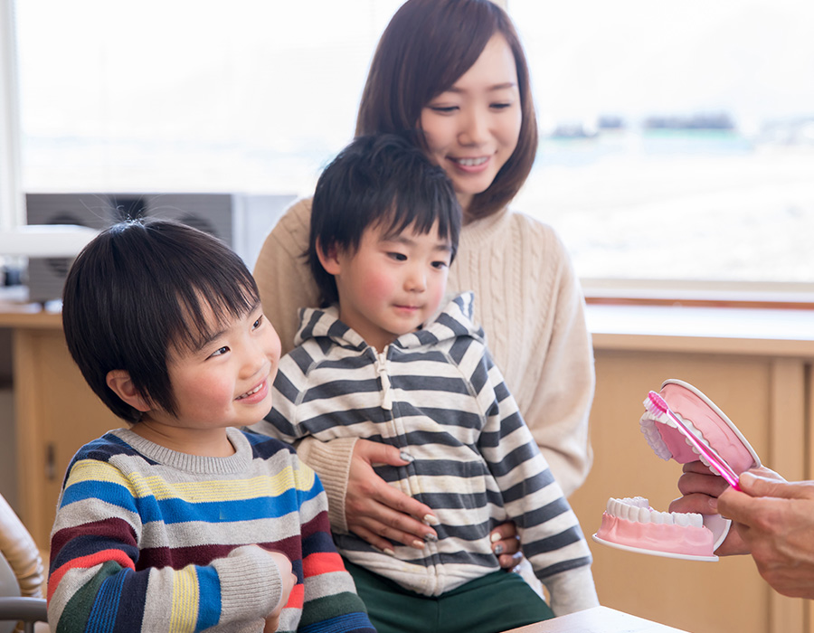 子供の歯を守るのは、まわりの大人の役目です